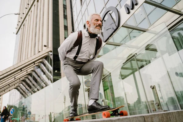 Grigio Uomo Maturo Con Barba Sorridente Mentre Skateboard City Street — Foto Stock