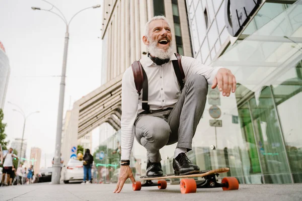 Šedý Dospělý Muž Vousy Smích Při Skateboarding Ulici — Stock fotografie