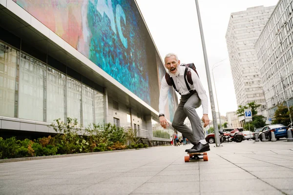 Šedý Dospělý Muž Vousy Úsměvem Při Skateboardingu Ulici — Stock fotografie