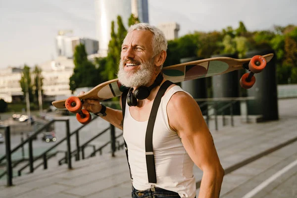 Grey Mature Man Beard Smiling While Standing Skateboard Outdoors — Stock Photo, Image