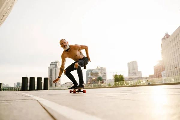 Shirtless Mature Man Beard Skateboarding Parking Outdoors — Foto Stock