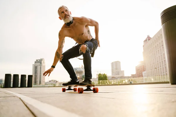 Shirtless Hombre Maduro Con Barba Skateboarding Aparcamiento Aire Libre — Foto de Stock