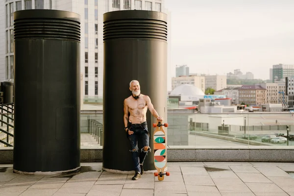 Dospělý Bílý Muž Bez Košile Usmívá Zatímco Stojí Skateboard Venku — Stock fotografie