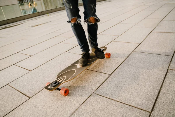 Λευκός Άνδρας Που Φοράει Τζιν Skateboarding Στο Πάρκινγκ — Φωτογραφία Αρχείου