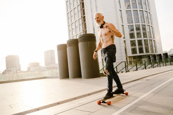 Zralý Muž Bez Košile Vousy Skateboarding Parkování Venku — Stock fotografie