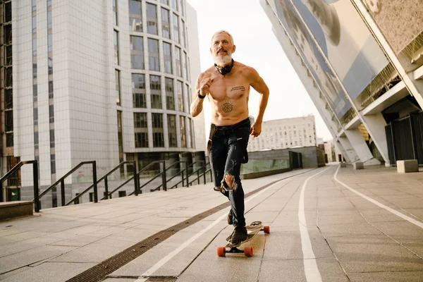 Camicia Uomo Maturo Con Barba Skateboard Sul Parcheggio All Aperto — Foto Stock