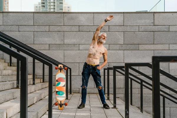 Shirtless Uomo Maturo Facendo Riscaldamento Mentre Piedi Con Skateboard Scale — Foto Stock