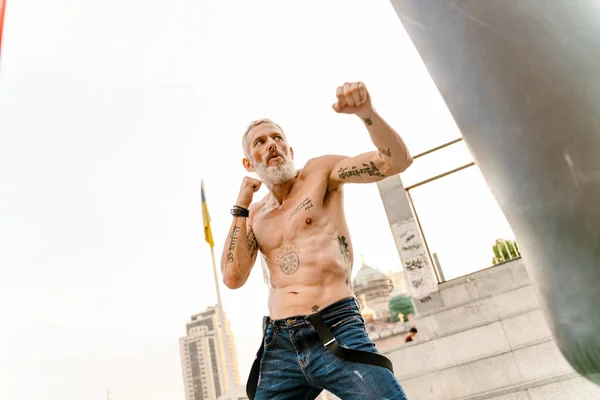 Uomo Maturo Senza Maglietta Con Tatuaggio Boxe Lavorare Fuori Terreno — Foto Stock