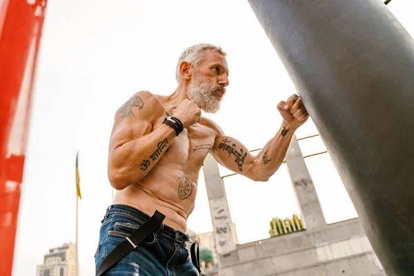Uomo Maturo Senza Maglietta Con Tatuaggio Boxe Lavorare Fuori Terreno — Foto Stock