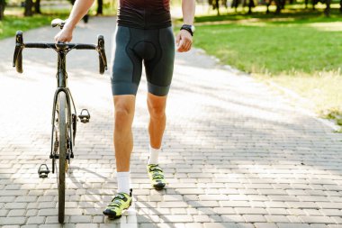 Yeşil Park 'ta çalışan beyaz gömlekli genç bir bisikletçi.