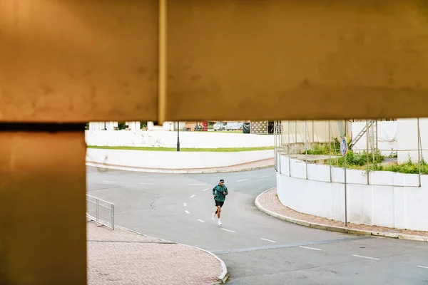 Genç Sporcu Şehir Yolunda Çalışırken Koşuyor — Stok fotoğraf