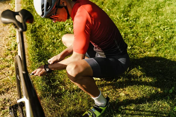 Yeşil Park 'ta spor yaparken kaskını şişiren genç beyaz bisikletçi.