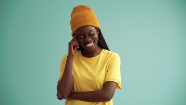 Riendo Mujer Africana Agitando Positivamente Cabeza Estudio Color Turquesa — Vídeo de stock