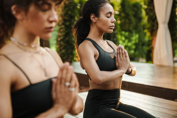 Multiracial Two Women Meditating Yoga Practice Outdoors — Fotografia de Stock