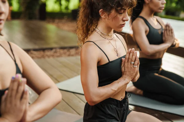 Multiracial Tres Mujeres Meditando Durante Práctica Yoga Aire Libre —  Fotos de Stock