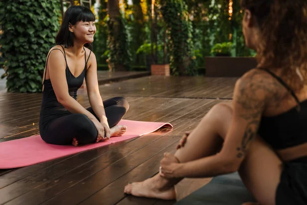 Multiracial Two Women Smiling Talking Yoga Practice Outdoors — Fotografia de Stock