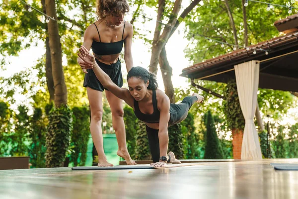 Junge Schwarze Frau Bei Yoga Übungen Mit Trainer Freien — Stockfoto