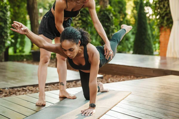 Joven Mujer Negra Haciendo Ejercicio Durante Práctica Yoga Con Entrenador —  Fotos de Stock