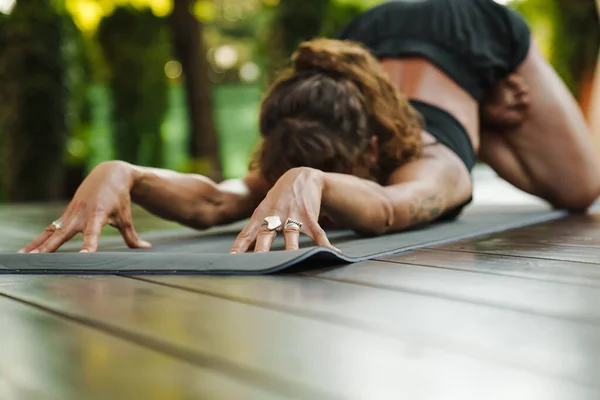 Jovem Mulher Branca Fazendo Exercício Durante Prática Ioga Livre — Fotografia de Stock