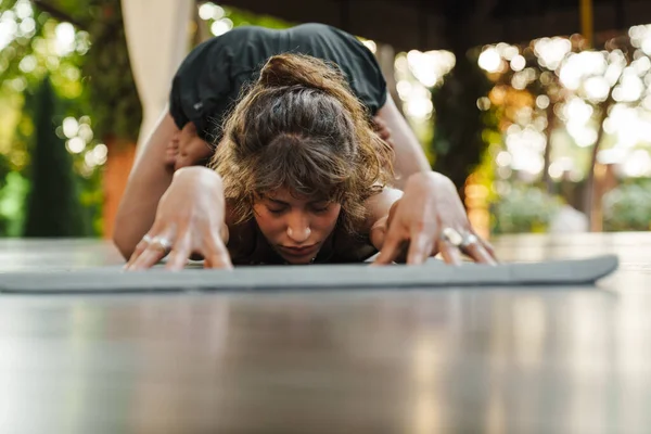 Mujer Blanca Joven Haciendo Ejercicio Durante Práctica Yoga Aire Libre —  Fotos de Stock