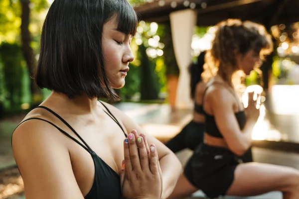 Jóvenes Mujeres Multirraciales Haciendo Ejercicio Durante Práctica Yoga Aire Libre —  Fotos de Stock
