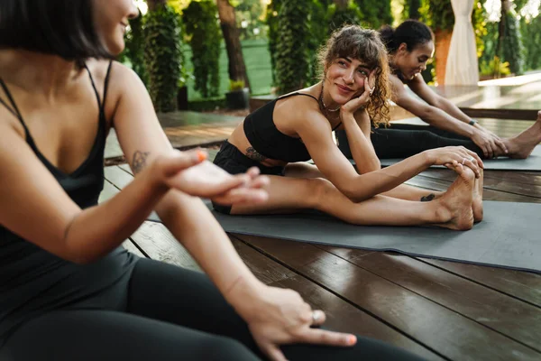 Multiracial Tres Mujeres Sonriendo Hablando Durante Práctica Yoga Aire Libre —  Fotos de Stock