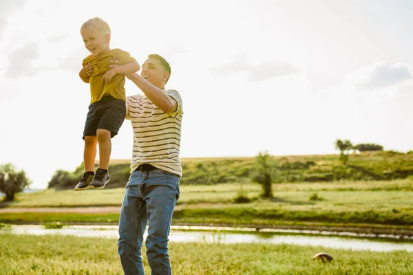 Young White Father Making Fun While Playing His Son Outdoors — Fotografia de Stock