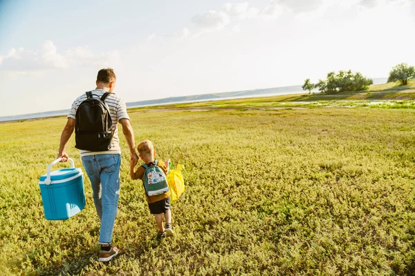 Mladý Bílý Otec Syn Kráčí Taškami Letním Hřišti — Stock fotografie