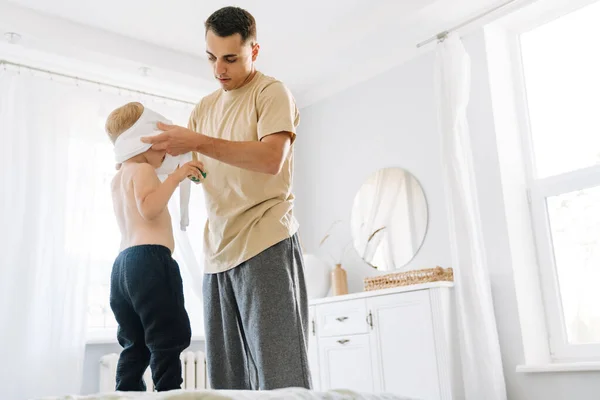 White Man Dressing His Son While Spending Time Together Home — Foto Stock