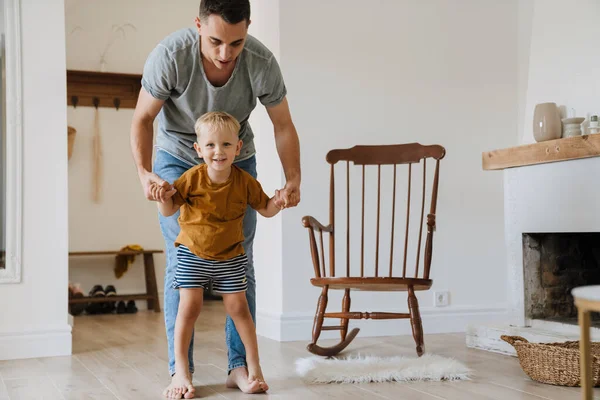 Jonge Blanke Vader Maken Plezier Spelen Met Zijn Zoon Thuis — Stockfoto