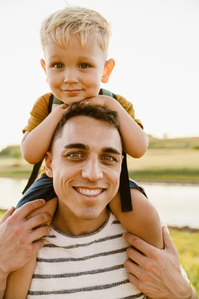 Jeune Père Blanc Portant Petit Fils Sur Ses Épaules Tout — Photo