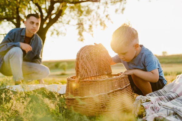 Young White Father Having Picnic His Son Tree Summer Field — Stock Photo, Image