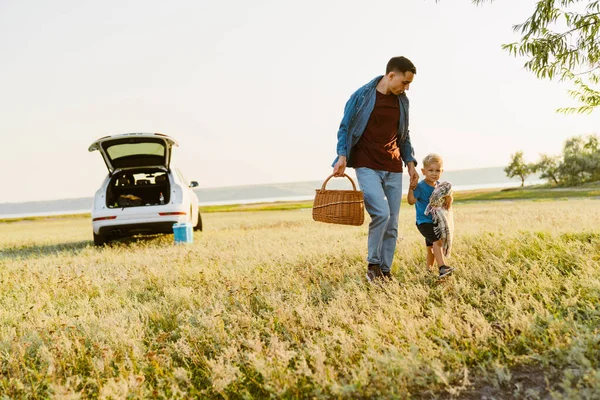 Young White Father Son Walking Basket Summer Field — Foto Stock