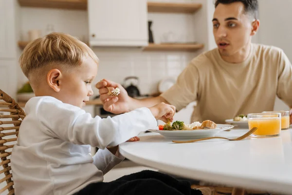 Jonge Blanke Vader Voeden Haar Zoon Tijdens Het Ontbijt Thuis — Stockfoto