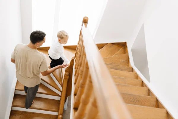 Hombre Blanco Hijo Subiendo Escaleras Madera Casa — Foto de Stock