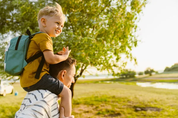 Young White Father Carrying Little Son His Shoulders While Walking — Stock Photo, Image