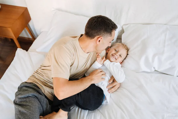 Jeune Père Blanc Moquer Jouer Avec Son Fils Sur Lit — Photo