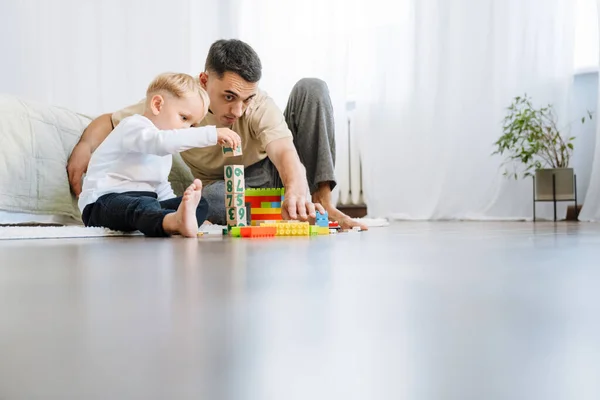 Chico Blanco Jugando Con Juguetes Mientras Pasa Tiempo Con Padre — Foto de Stock