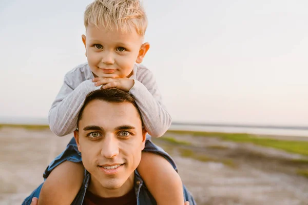 Jovem Pai Feliz Branco Carregando Pequeno Filho Seus Ombros Enquanto — Fotografia de Stock