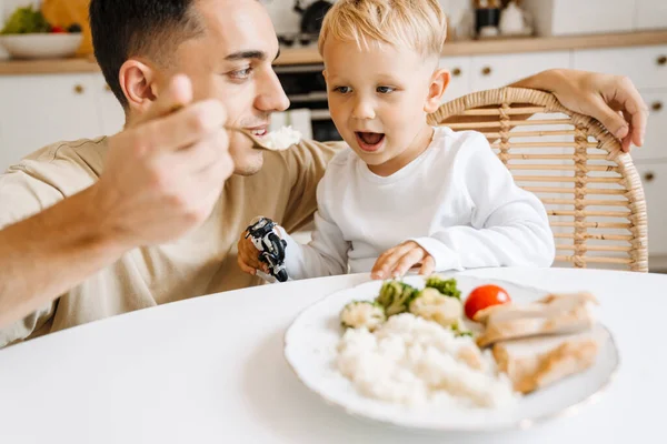 Jonge Blanke Vader Voeden Haar Zoon Tijdens Het Ontbijt Thuis — Stockfoto