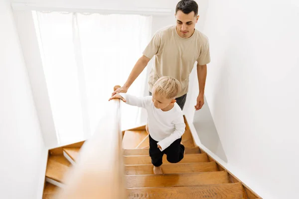 Белый Мужчина Сын Поднимаются Деревянной Лестнице Дома — стоковое фото