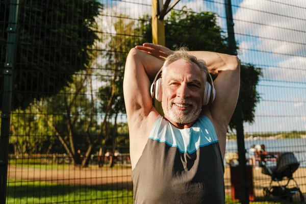 Uomo Anziano Grigio Ascoltare Musica Fare Esercizio Mentre Lavora Sul — Foto Stock