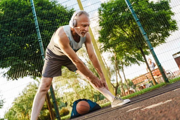 Grey Senior Man Listening Music Doing Exercise While Working Out — Photo