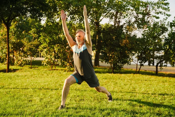 Grey Senior Sportsman Listening Music Yoga Practice Green Park — Foto Stock