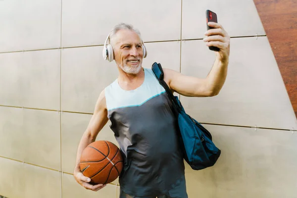 Uomo Anziano Grigio Scattare Selfie Sul Telefono Cellulare Mentre Piedi — Foto Stock