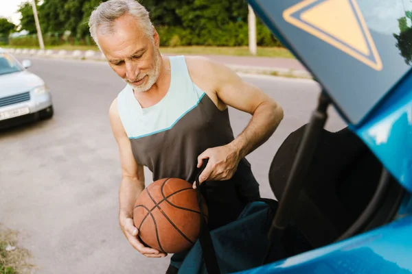 Sportivo Senior Grigio Che Tira Fuori Palla Dalla Borsa Nel — Foto Stock