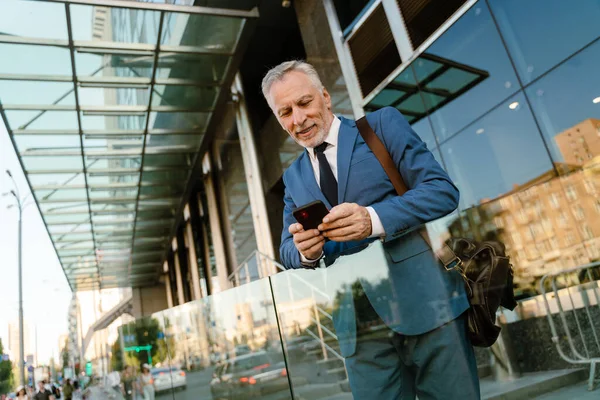 Старший Чоловік Одягнений Костюм Використовуючи Мобільний Телефон Стоячи Будуючи Міській — стокове фото