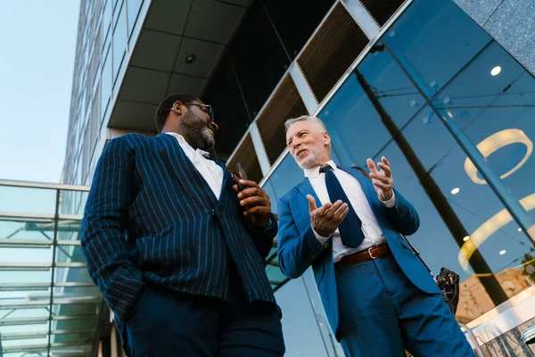 Multiracial Men Dressed Suits Talking Gesturing While Going Stairs Outdoors — Foto Stock