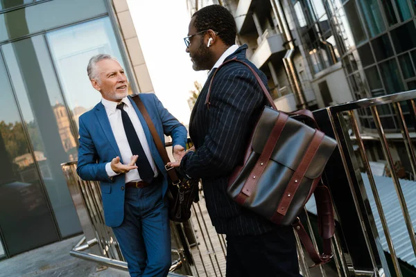 Multiracial Men Talking Gesturing While Standing Building Outdoors — Stock Fotó