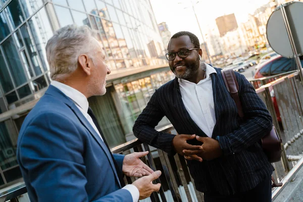 Multiracial Men Talking Gesturing While Standing Building Outdoors — Foto Stock